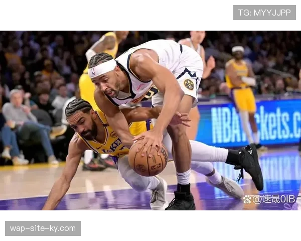 湖人三巨头同时登场净负32分 阵容化学反应成疑